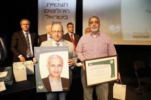 ד"ר אופיר העברי ומוטי קאשי מקבלים את פרס יקיר תעשיית היהלומים עבור יוסף ידגר