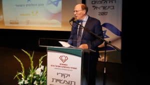 יו"ר מכון היהלומים, שמואל שניצר, מברך בטקס יקירי תעשיית היהלומים 2017