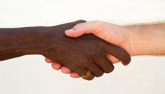 black whait hands 18417772 1672325