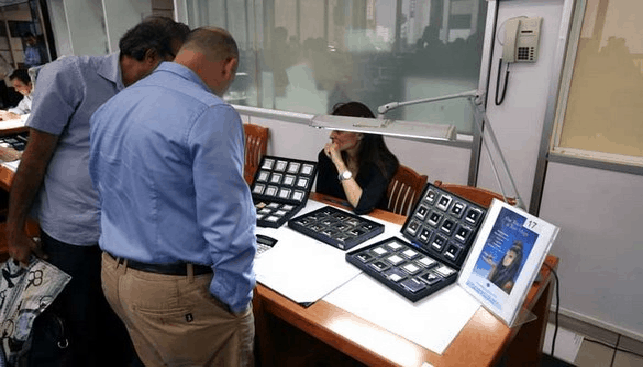 הצגת הסחורה ביריד כחול בלבן באולם בורסת היהלומים רמת גן