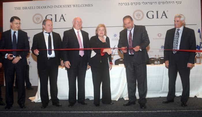 גזירת הסרט בטקס פתיחת מעבדת ה-GIA בישראל, מימין לשמאל: אליוט טננבאום, אביגדור ליברמן, דונה בייקר, אברהם טראוב, מוטי גנץ, לב לבייב גזירת הסרט בטקס פתיחת מעבדת ה-GIA בישראל, מימין לשמאל: אליוט טננבאום, אביגדור ליברמן, דונה בייקר, אברהם טראוב, מוטי גנץ, לב לבייב