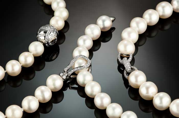 pearl necklaces 838093