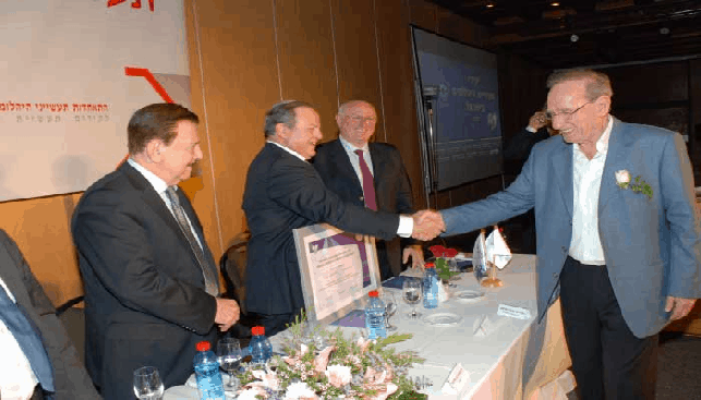 אליעזר לבבי מקבל את אות יקיר התעשיה מידי מוטי גנץ