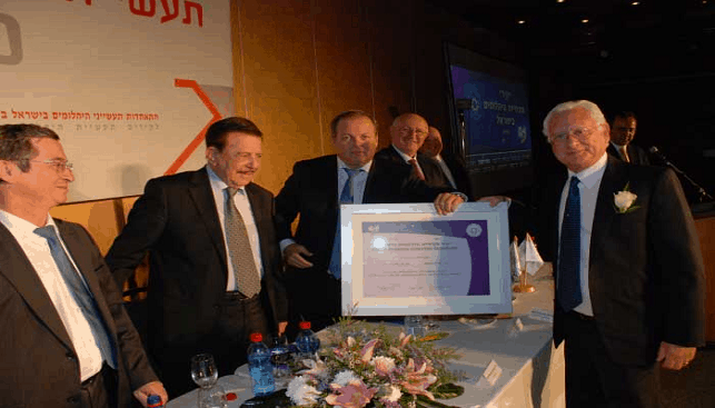 טוביה ליפשיץ מקבל את אות יקיר התעשיה מידי מוטי גנץ