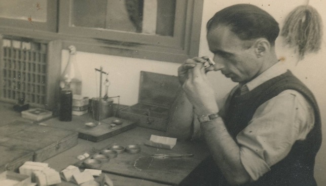 מפעל ליטוש היהלומים “יהלומי בוכרה” בנתניה 1945 בדיקת יהלומים בלופה