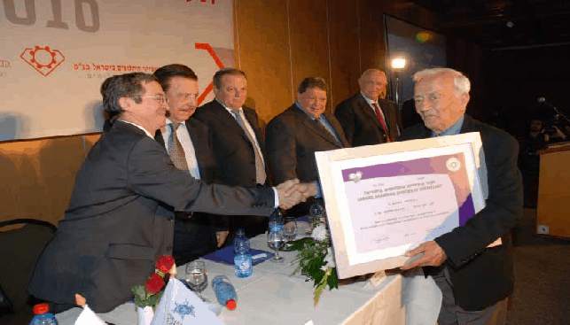 יוסף טיליוף מקבל את אות יקרי התעשיה מידי אבי פז