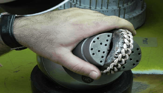 כדור שיבוץ שעליו מונח צמיד מוכן לשיבוץ מפעל תכשיטים יוסי שמש