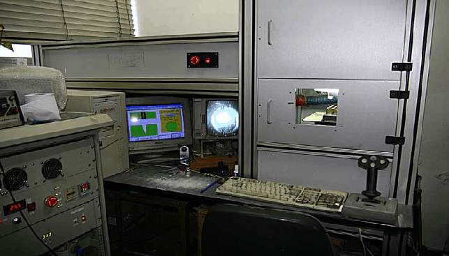 מכונת לייזר לביקוע יהלומים במפעל של א. שוורץ. היהלומים מונחים במאחזים מיוחדים ונראים בחלון המכונה