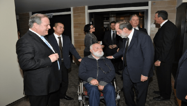 משמאל לימין מוטי גנץ ניקי אופנהיימר יונה חצור