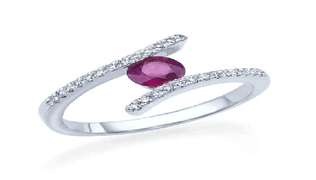 טבעת אירוסין בעיצוב טוויסט המשובצת 26 יהלומים עגולים ובשיבוץ אבן רובי במשקל 1.02 קראט בצבע אדום עז.