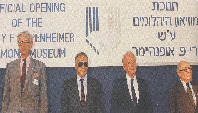 שרים התקווה בחנוכת מוזיאון היהלומים ע"ש הארי אופנהיימר מימין לשמאל: הרי אופנהיימר, יצחק רבין, משה שניצר, ג'וליאן אוגילבי תומפסון