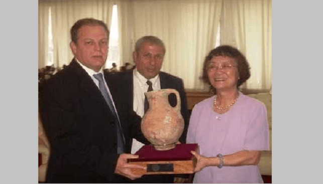 יור מכון היהלומים מוטי גנץ המפקח על היהלומים שמואל מרדכי סגנית יור ה National Gem Testing Center הגברת Zhang Peili יור מכון היהלומים מוטי גנץ המפקח על היהלומים שמואל מרדכי סגנית יור ה National Gem Testing Center הגברת Zhang Peili