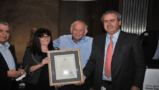 נשיא הבורסה יורם דבש מעניק לעירית בן שחר חברות של כבוד