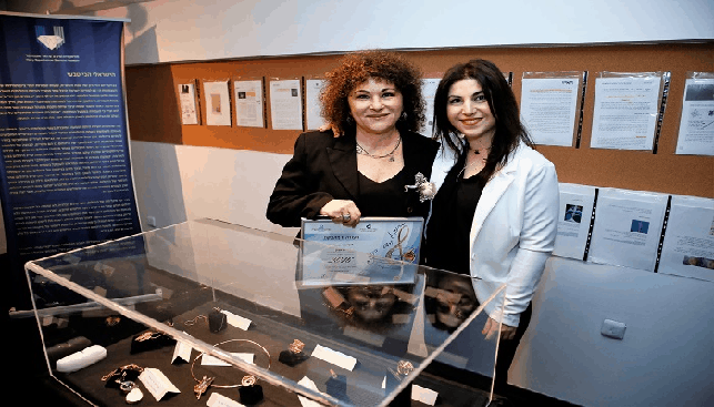 רחל בצלאל, ראש ענף תכשיטים במשרד הכלכלה והתעשייה, יחד עם הזוכה בתחרות, יהודית אור שני רחל בצלאל, ראש ענף תכשיטים במשרד הכלכלה והתעשייה, יחד עם הזוכה בתחרות, יהודית אור שני