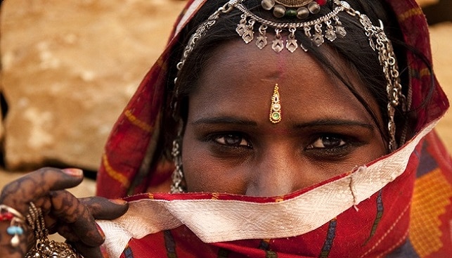 אישה הודית בלבוש מסורתי עם תכשיטים
