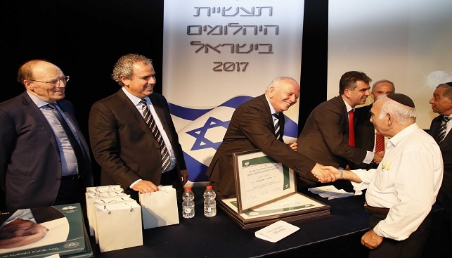 אברהם נמדר לוחץ את ידו של נשיא התאחדות תעשייני היהלומים קובי קורן