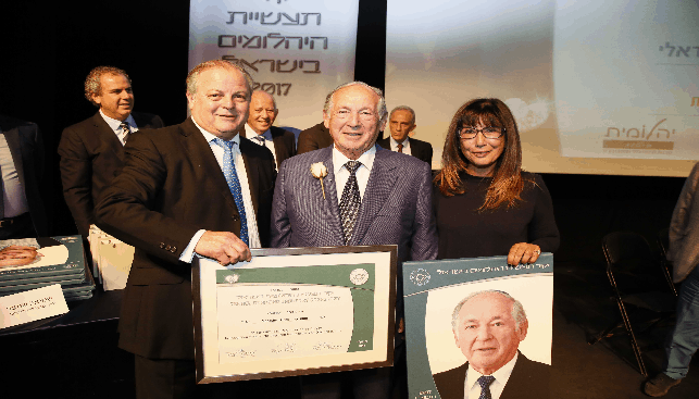 מימין לשמאל: אמה ינובר, מנחם גנץ ובנו מוטי גנץ