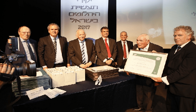 זאב בירנבאום ורמי בירנבוים מחזיקים את תעודת יקיר תעשיית היהלומים
