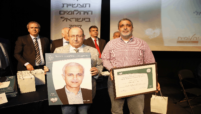 ד"ר אופיר העברי ומוטי קאשי מקבלים את פרס יקיר תעשיית היהלומים עבור יוסף ידגר