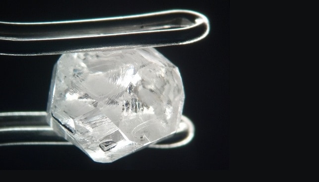 גלם יהלום סינתטי משנת 2013 בגידול HPHT. ניתן לראות את הגרעין שעליו נבנה היהלום