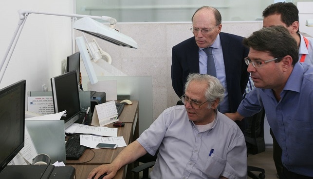 אופיר אקוניס לצד שמואל שניצר בבורסת היהלומים אופיר אקוניס לצד שמואל שניצר בבורסת היהלומים