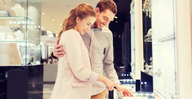 צרכנים חנות תכשיטי יוקרה