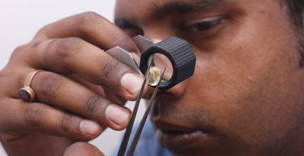 בדיקת יהלומים הודו