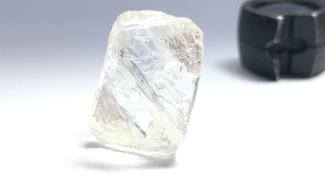 יהלום לבן גדול שהתגלה במכרה גאצ'ו קיו בקנדה 