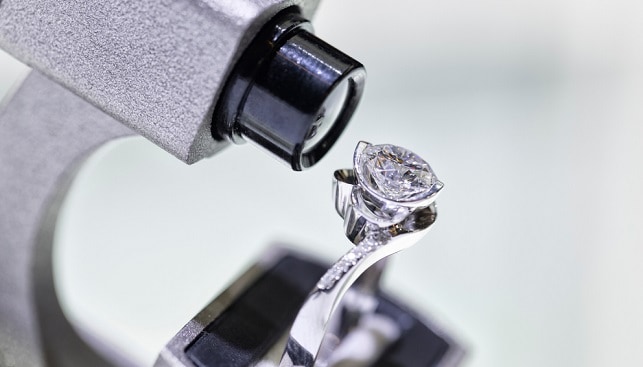 בוחן בדיקת יהלומים מיקרוסקופ