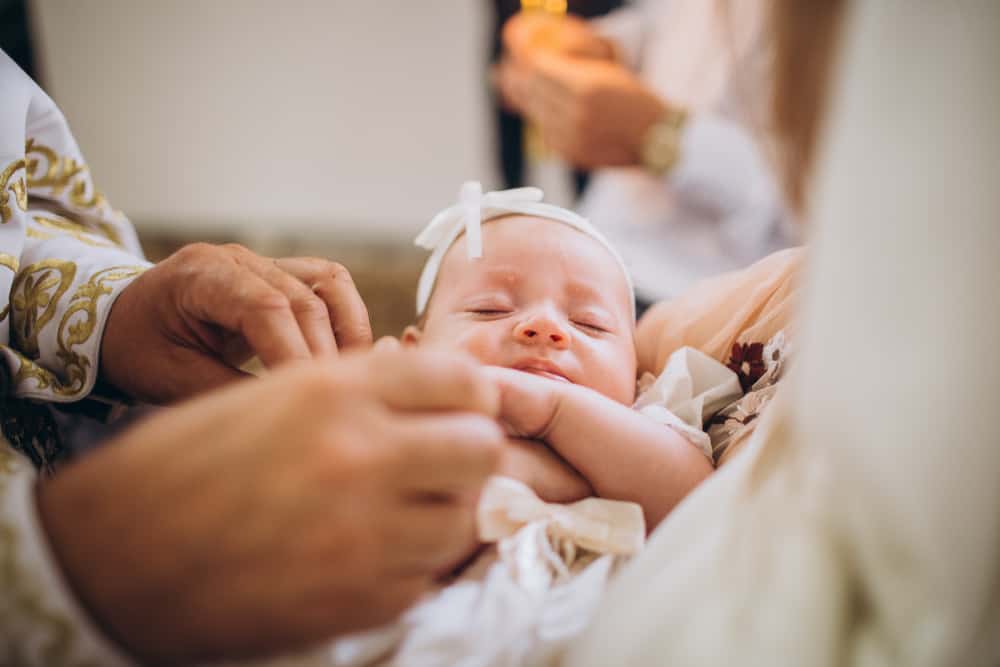 הטבלת תינוק בכנסייה