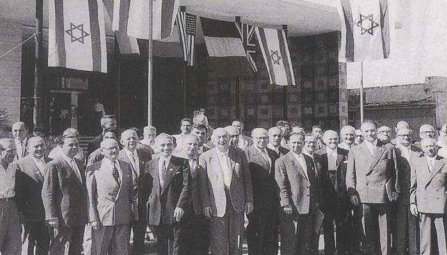 באי קונגרס היהלומנים הראשון שנרך בישראל לפני מלון דן 1956