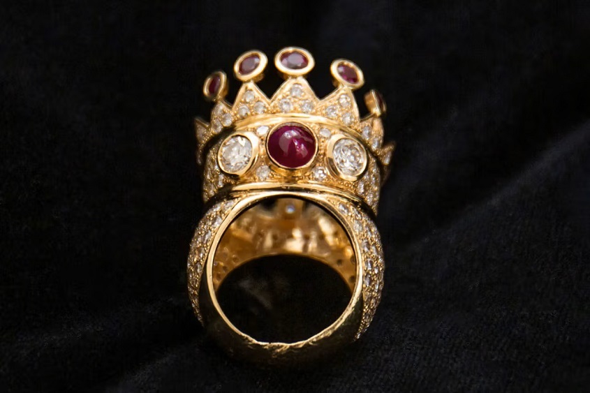 טבעת רובי ויהלומים של טופאק (Sothebys)