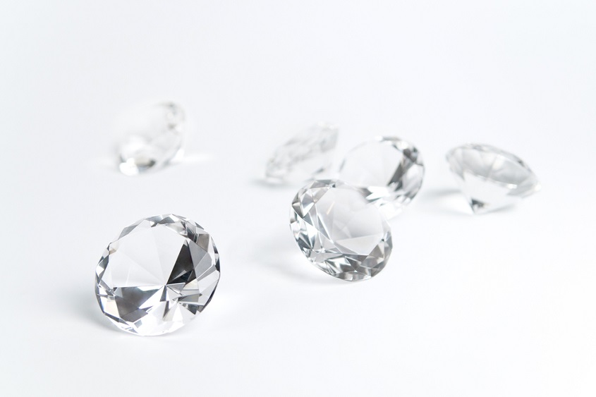 יהלומים לבנים מלוטשים טבעיים (Claudio Bertoloni / Shutterstock)