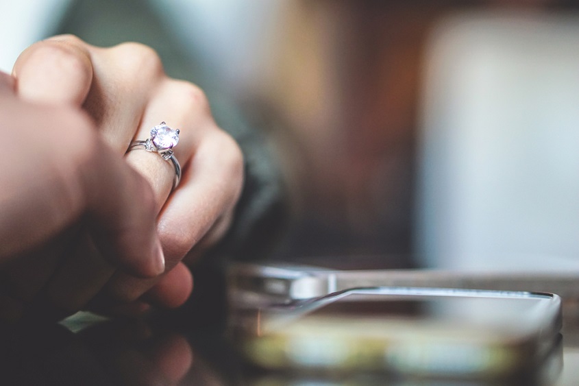 טבעת אירוסין עם יהלום טבעי