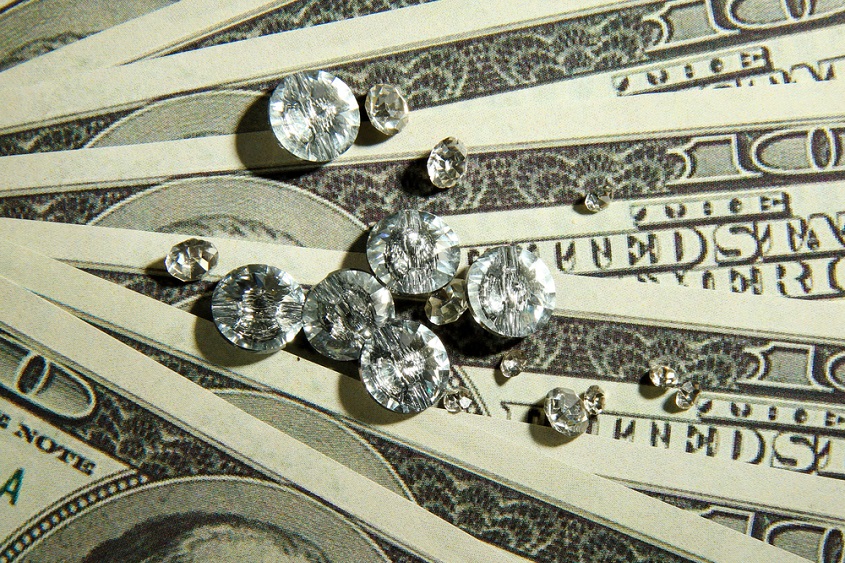 יהלומים מלוטשים על דולרים