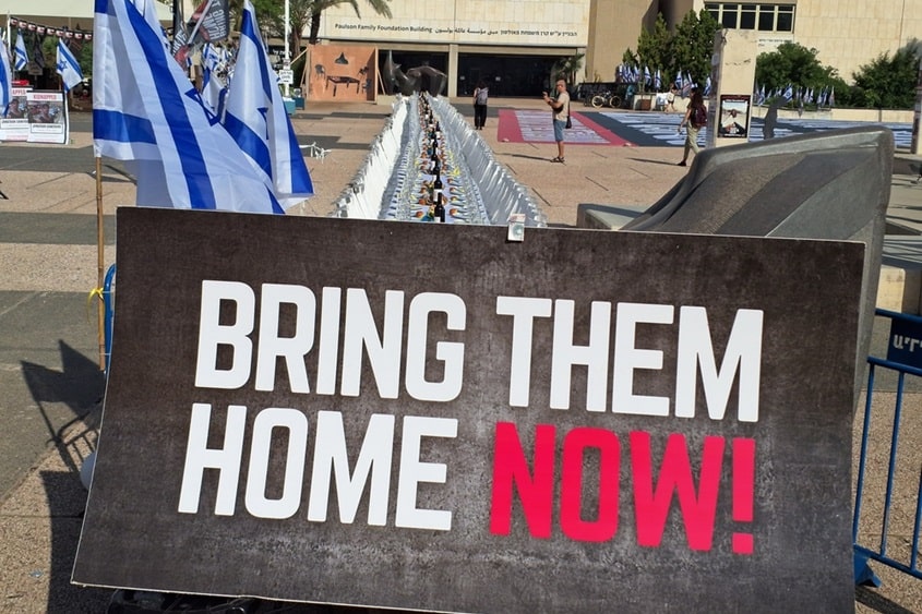 שלט למען החטופים הישראלים