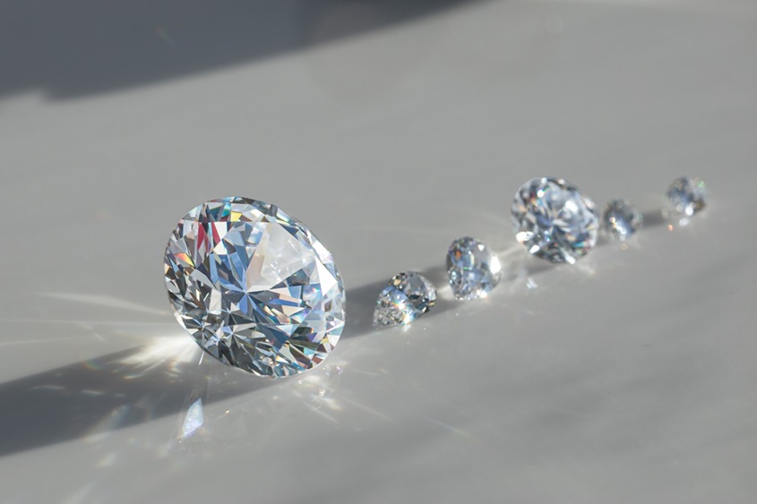 יהלומים מלוטשים בגדלים שונים