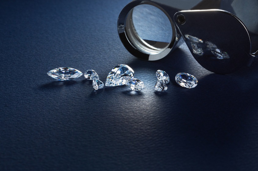 Close,Up,Of,Diamonds,Various,Cuts,And,Sizes,At,Workplace